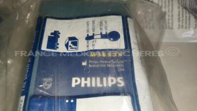 Lot of 2 x Philips Defibrillators Heartstart FR2+ w/ 4 x Philips Batteries (Both power up - French Language) *1011890767/1103104905* - 5