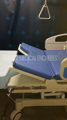 Medisa Birthing Bed Sponc - tested and functional (Powers up) - 5