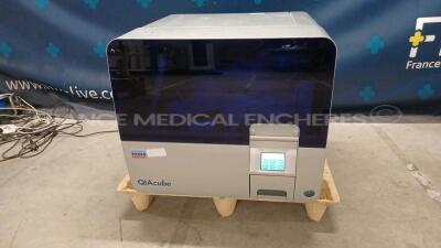 QIAGEN DNA RNA Purification System QIAcube (Powers up)