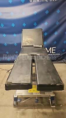 Maquet Operating table 1140.10AN with remote control (Powers up)