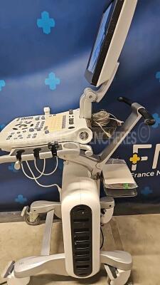 GE Ultrasound Vivid S6 - YOM 03/2014 - S/W 12.2 one probe plug to be repaired see picture -one missing wheel housing - cosmetic damage ( see picture) Options ATO/ASO - TM anatomic - tissue velocity imaging and tissue tracking - logiq view - virtual convex - 3