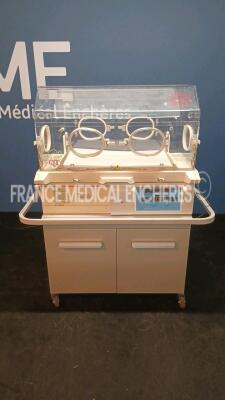 Drager Incubator Isolette C450 (Powers up) *LR01180*