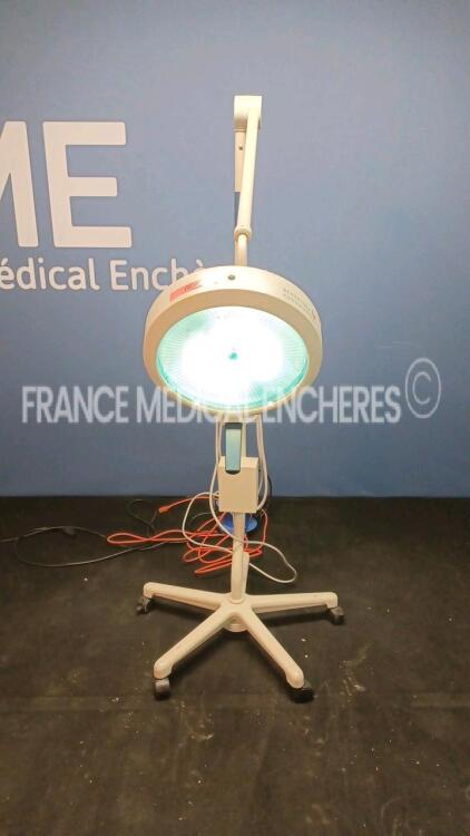 Berchtold Mobile Operating Light Chromophare D300 - See pictures of the damage (Powers up)