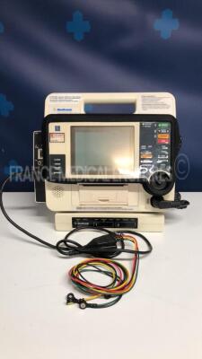 Medtronic Defibrillator Lifepak 12 - YOM 2006 w/ ECG sensor (Powers up)