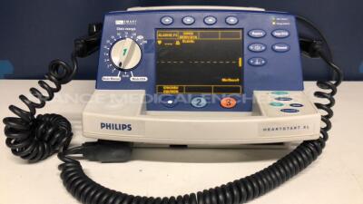 Philips Defibrilator Hearstart XL - YOM 2005 - w/ Paddles - no power supply (Powers up)