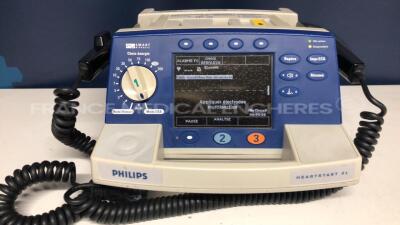 Philips Defibrilator Hearstart XL - YOM 2006 - w/ Paddles - no power supply (Powers up)