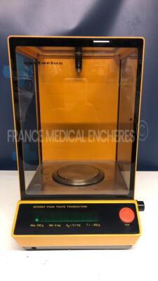 Sartorius Pharmacy Preparation Scale 1602001 (Powers up)