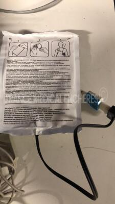 Welch Allyn Defibrillator PIC - YOM 2006 w/ 2 Adult Cuff and SpO2 Sensor and ECG Sensor and NIPB Hose and power supply (Powers up) - 10